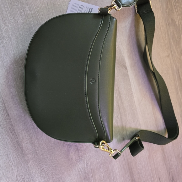 Green Lululemon Leather Alternative Saddle Crossbody Bag 2L - Picture 3 of 5